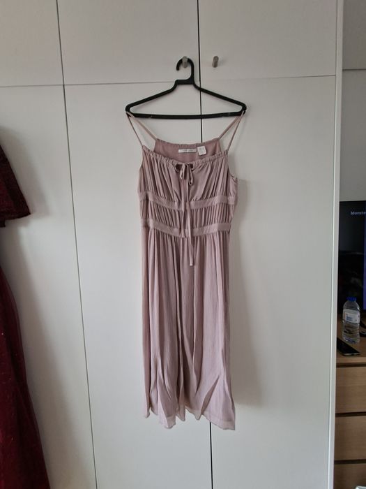 Vários vestidos e peças roupa mulher