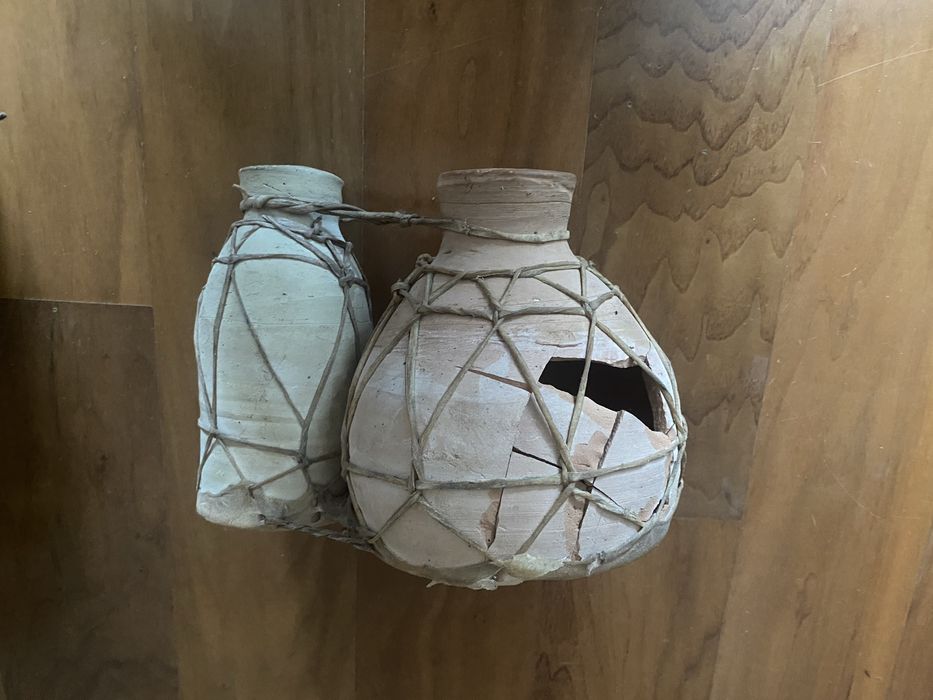 Jambés africanos em pele e ceramica (conjunto de dois)