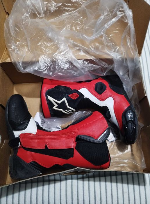 Casaco motard mulher em pele alpinestars, botas e capacete.