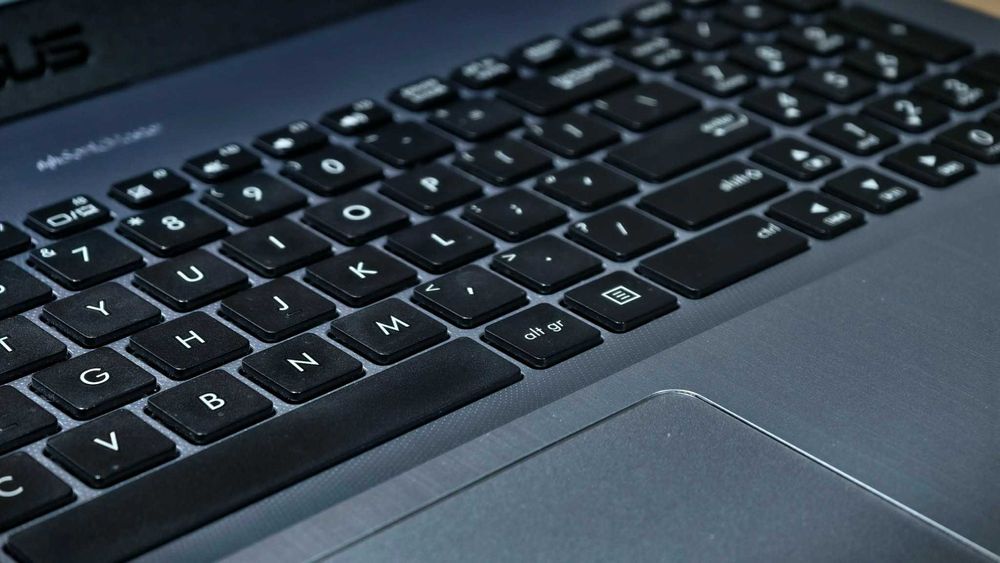 Laptop ASUS 15'6", i5-7200U, 16GB RAM, 256GB + 1TB, torba gratis!