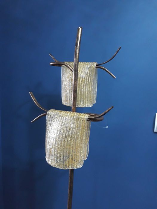 Lampa stojąca z ozdobnymi kloszami