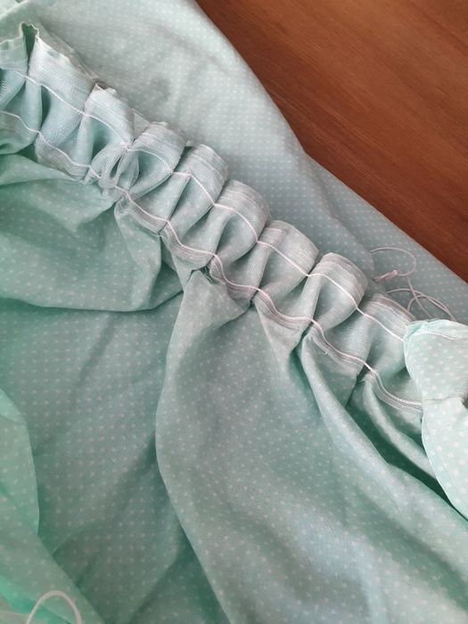 Zasłony miętowe w 2mm białe groszki dziecięce