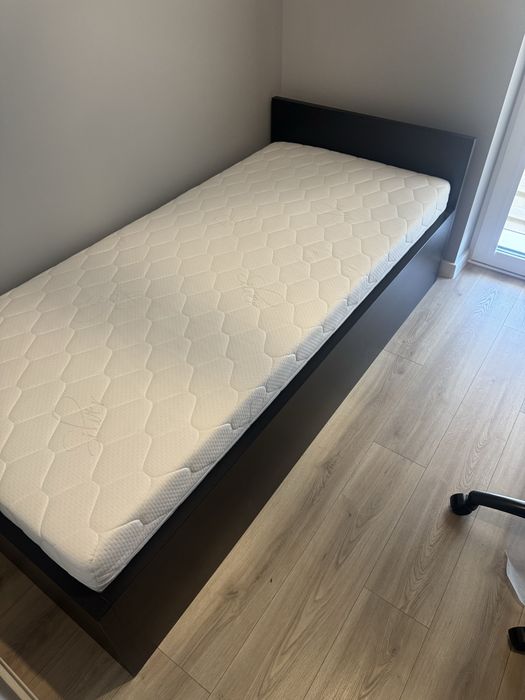 Łóżko z materacem piankowym 90x200
