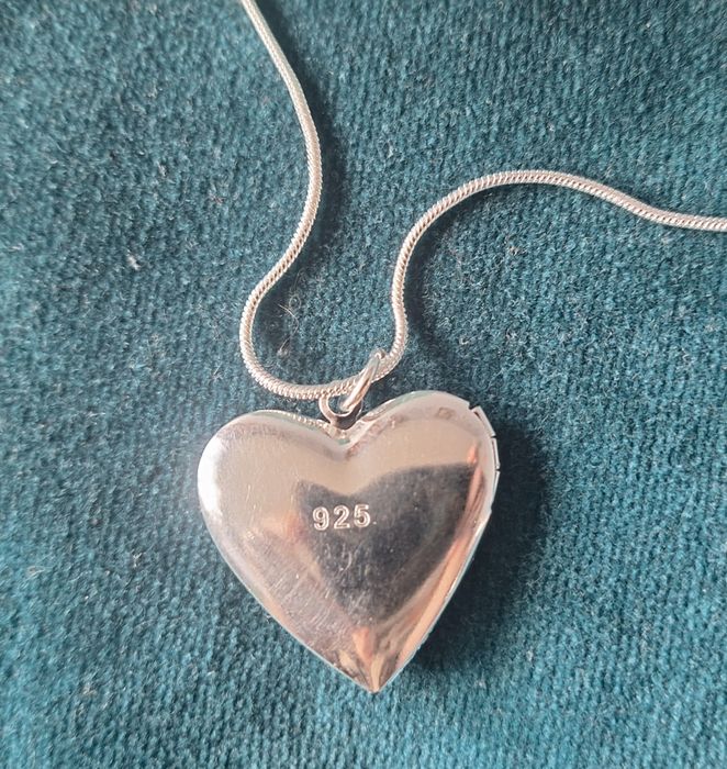 Łańcuszek z wisiorkiem, sekretnik.