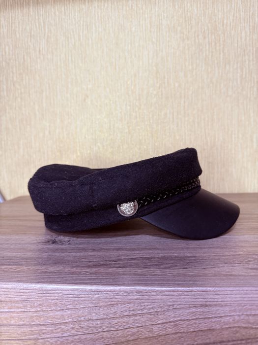 чорний стильний берет