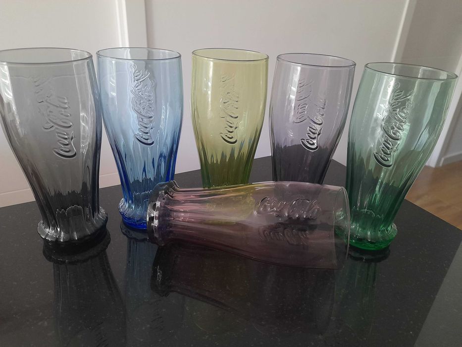 Conjunto colorido de copos da coca-cola