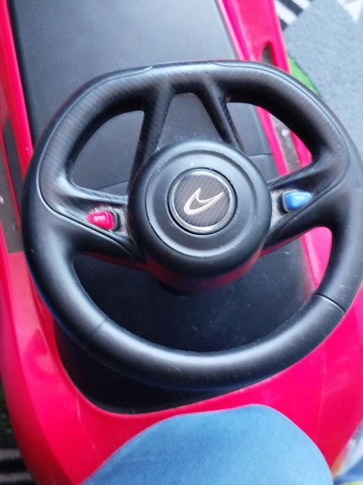 Samochodzik pchacz McLaren P4 czerwony– nie mieści się do paczkomatu