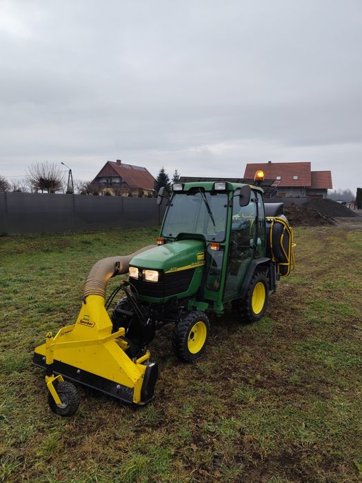 Traktor John Deere 4010 z osprzętem