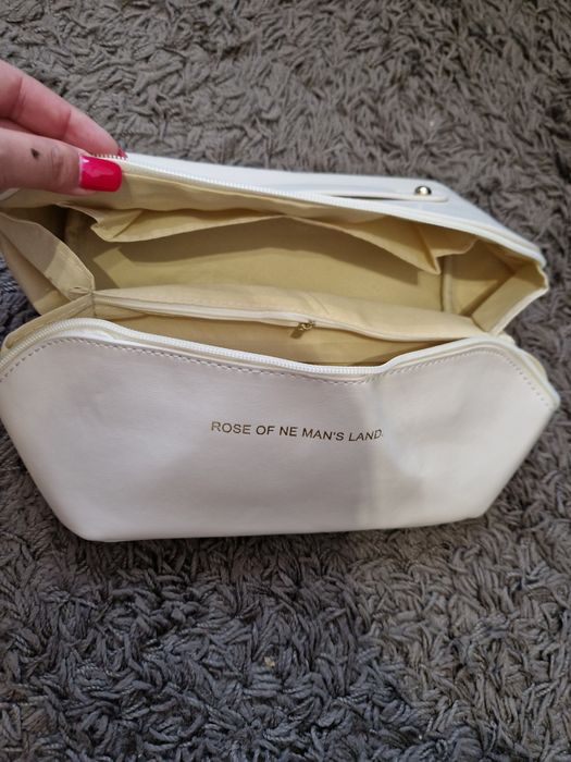 Kremowa, elegancka kosmetyczka