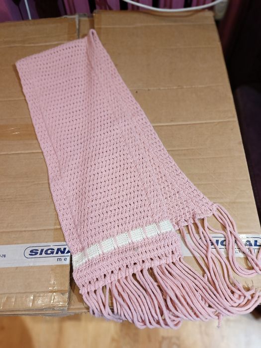 Szalik ażurowy , różowy z frędzlami