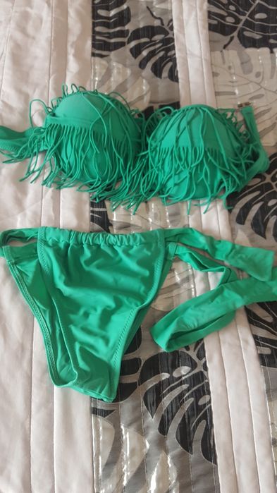 Biquinis novos e gorros e luvas..