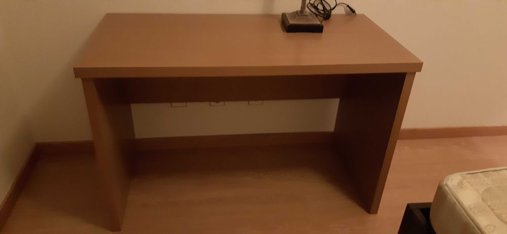 Secretária em madeira clara, semi-nova