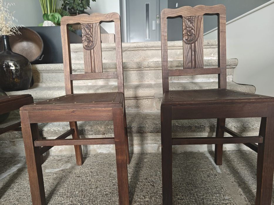 Mesa extensível em madeira de castanho trabalhada + 5 cadeiras