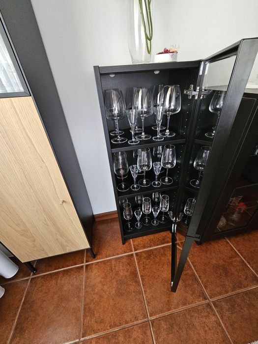 Vitrine em madeira com porta em vidro nova e em Excelente Estado motivo de venda para libertar espaço orgente.