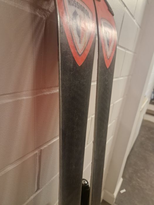 Narty juniorskie ROSSIGNOL HERO MULTIEVENT 127 cm z wiazaniami