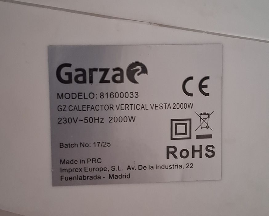 2 aquecedores pequenos. Muito eficazes. Aquecem rápido o espaço. Baratos