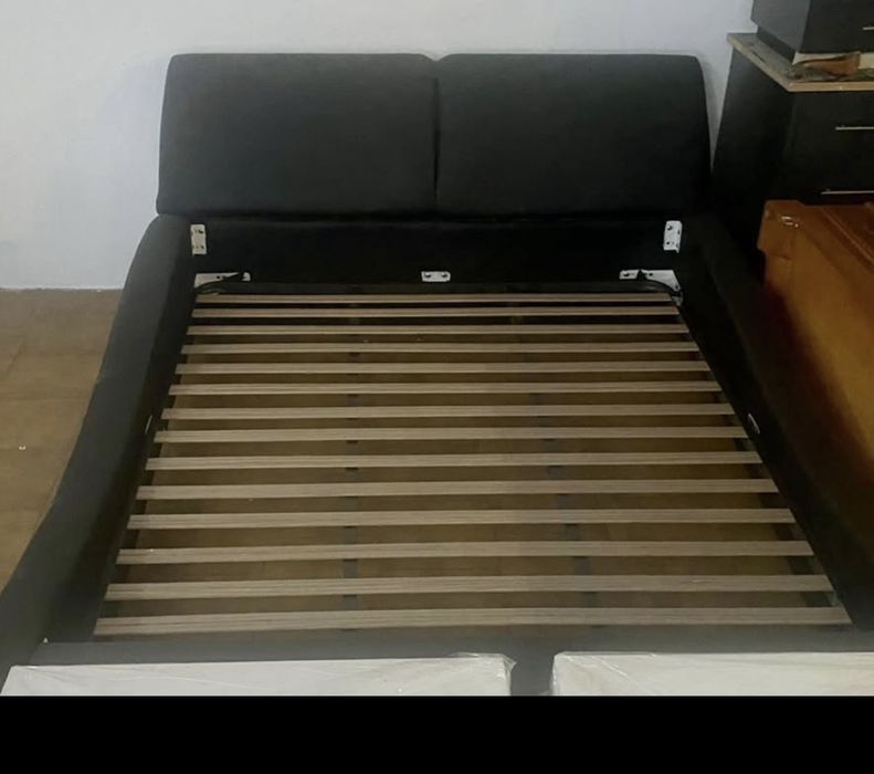 Cama estofada preta