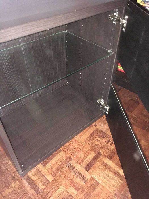 Dois móveis e uma mesa de vidro (IKEA)