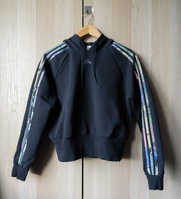 Krótka bluza damska Adidas z kolorowymi paskami i logo kameleon roz. L