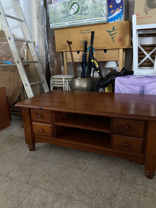 Mesa de centro castanha com maecas de uso
