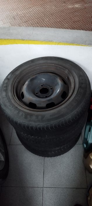 Pneu 195 65 R15 com jante