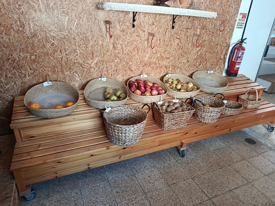 Vendo expositor/carrinho em madeira envernizado (recheio de mercearia)