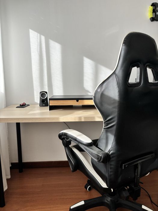 Conjunto Secretaria Ikea + base de monitor e cadeira gaming