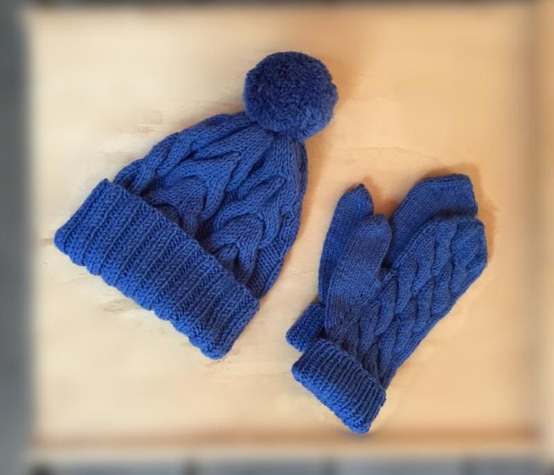 Теплий в'язаний комплект шапка з помпоном + рукавиці , шапка +варежки