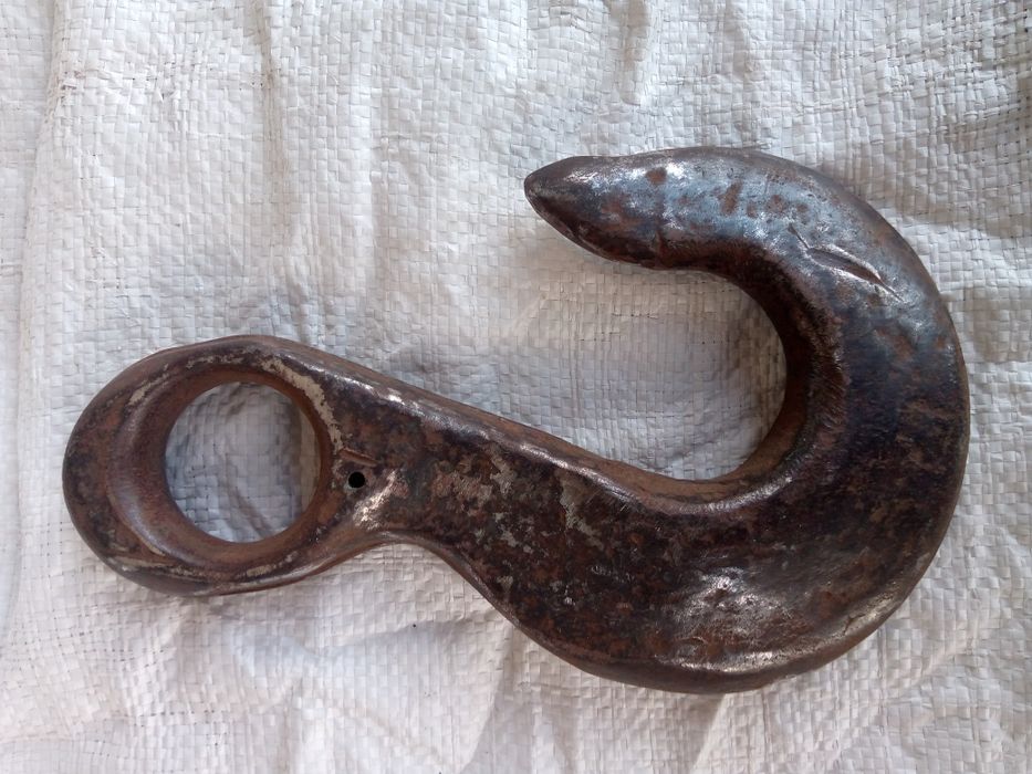 Крюк буксировочний