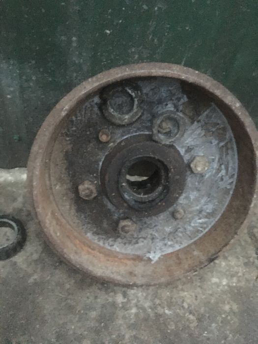 Продам ступіцу до бочки прицепа хороший стан одна зпічипниками 2 один