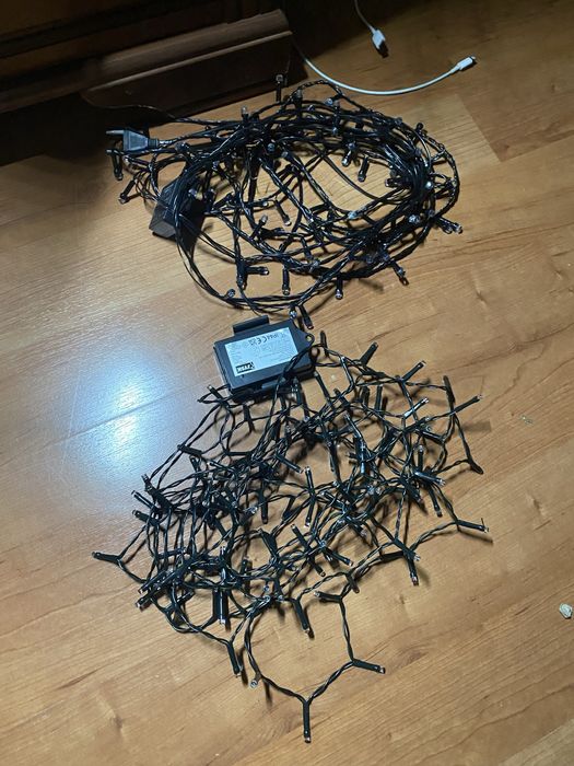 Новорічна ялинка з іграшками та герляндами