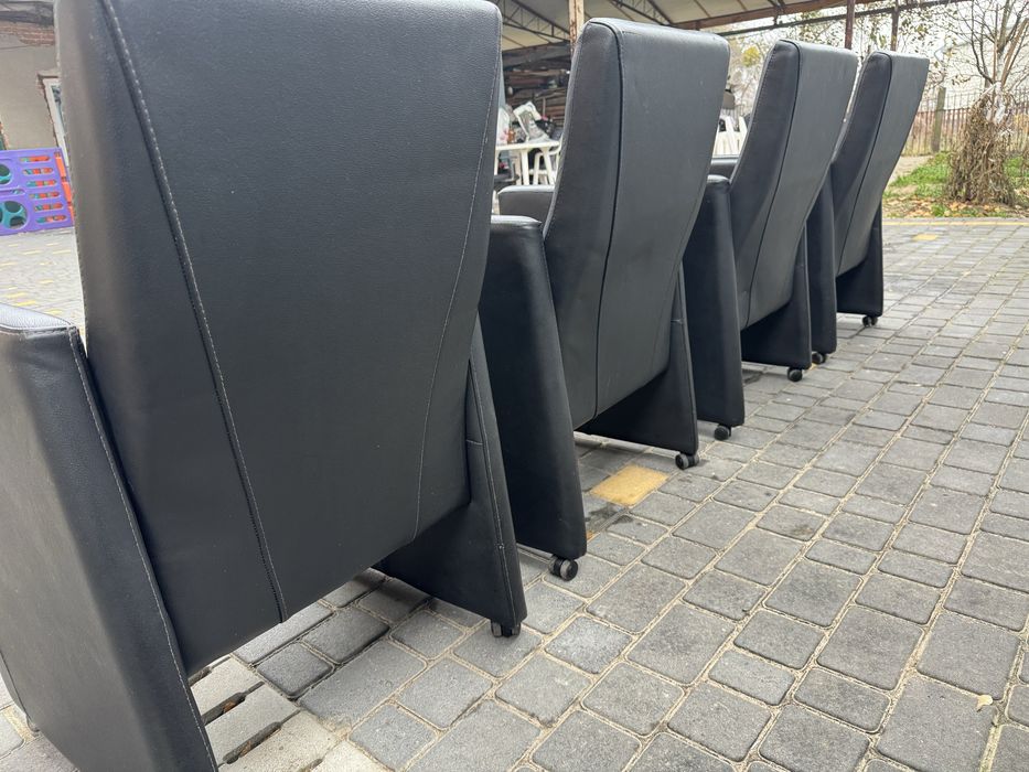 Шкіряні чорні крісла в дуже хорошому стані