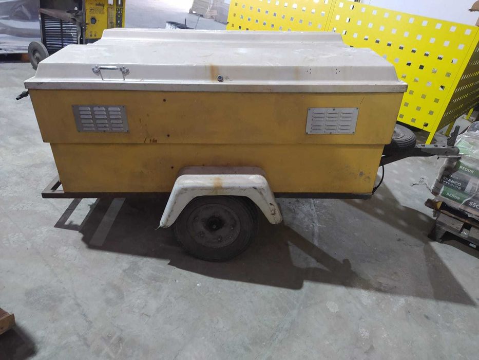 Atrelado em Fibra com Tampa