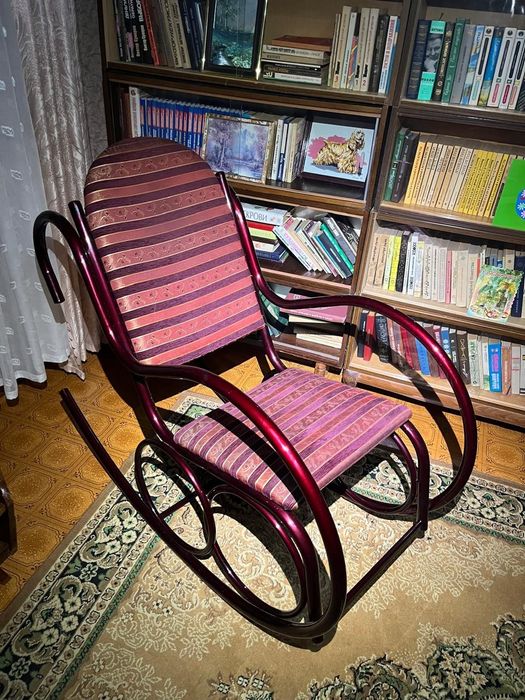 Продам крісло - гойдалку , металевий каркас.