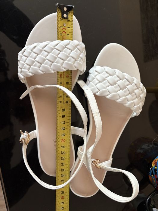 Biale sandałki nowe