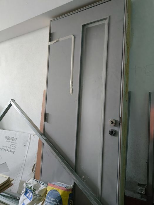 Porta com vidro cinza pintada de excelente qualidade.