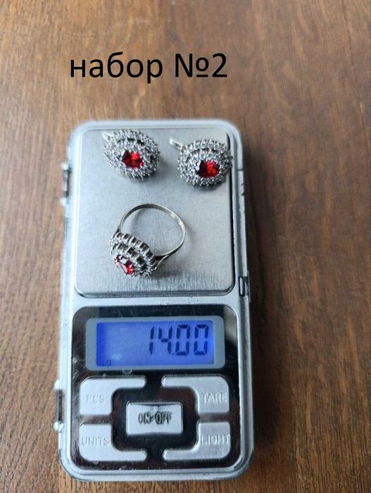 срібні прикраси.