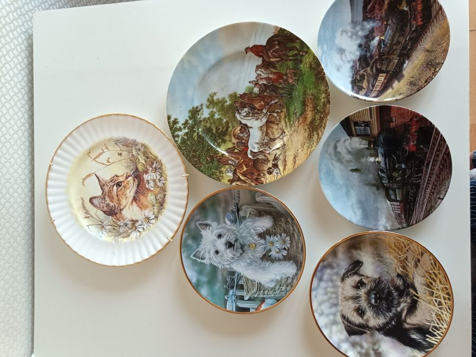 Zestaw 6 kolekcjonerskich talerzy dekoracyjnych vintage – psy, pociągi