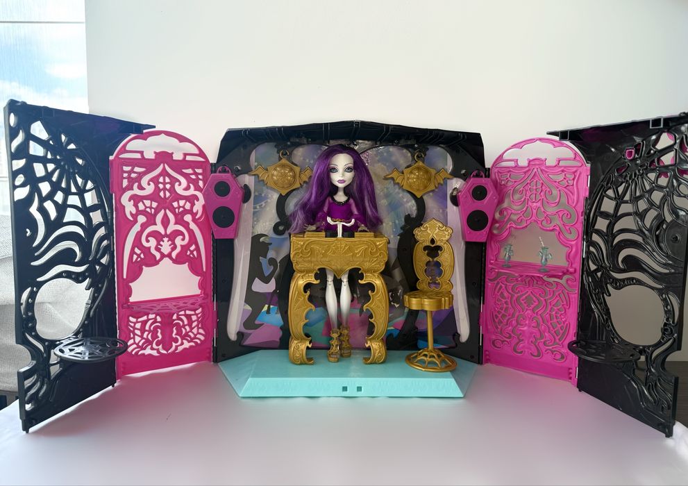 Спектра Вондергейст і набір Monster High «13 бажань: Монстростична вечірка»(Monster High 13 Wishes Party Lounge & Spectra Vondergeist Doll Playset)