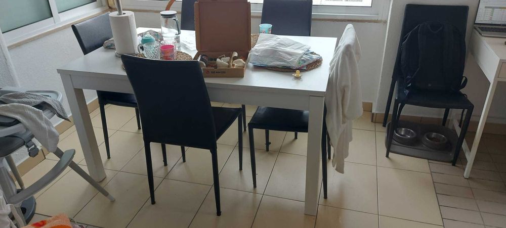 Mesa extensível e seis cadeiras prontas para uso