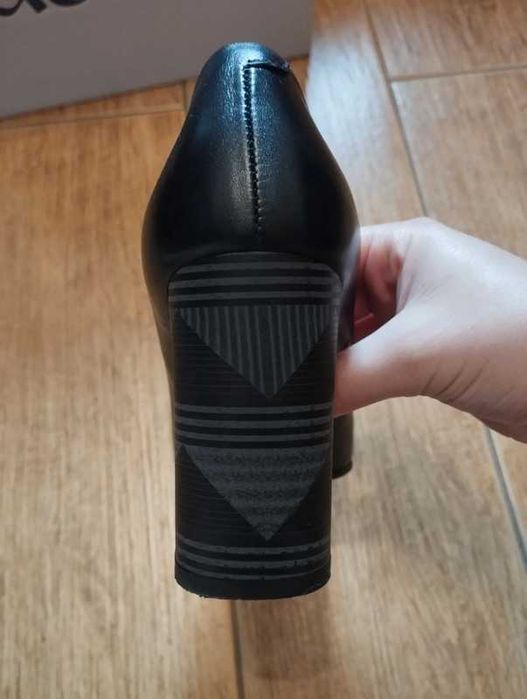 Skórzane buty na obcasie Morek