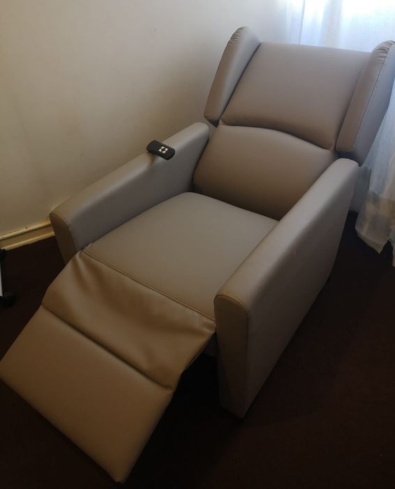 Cadeirão elétrico com mesa de apoio