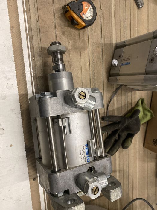 Silownik pneumatyczny duzy