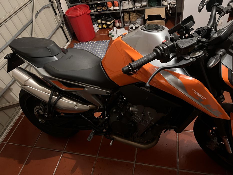 Moto KTM Duke 790
