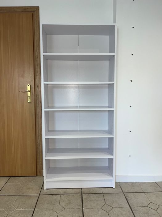 Regał z regulowanymi półkami