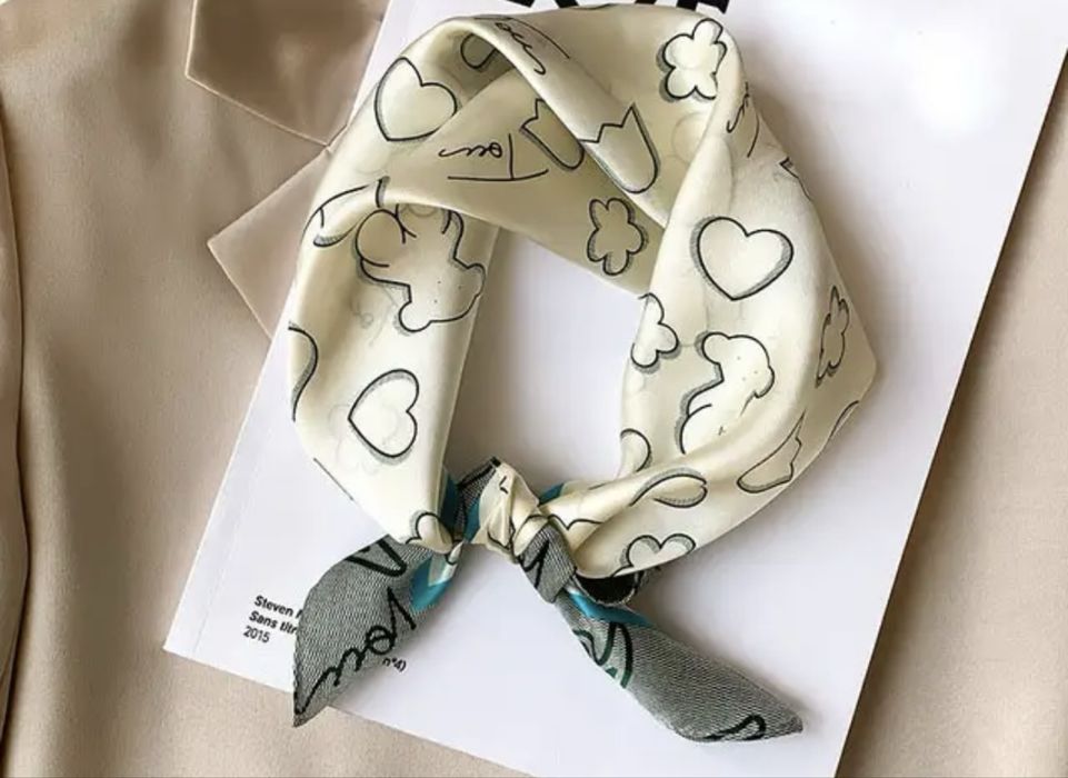 Tous apaszka jedwabna na szyję lub do torebki z niebieskim paskiem