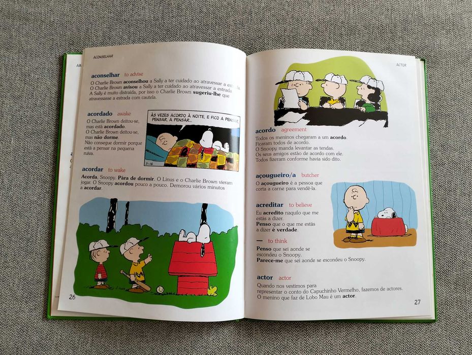 Livro "O dicionário de Charlie Brown português-inglês"
