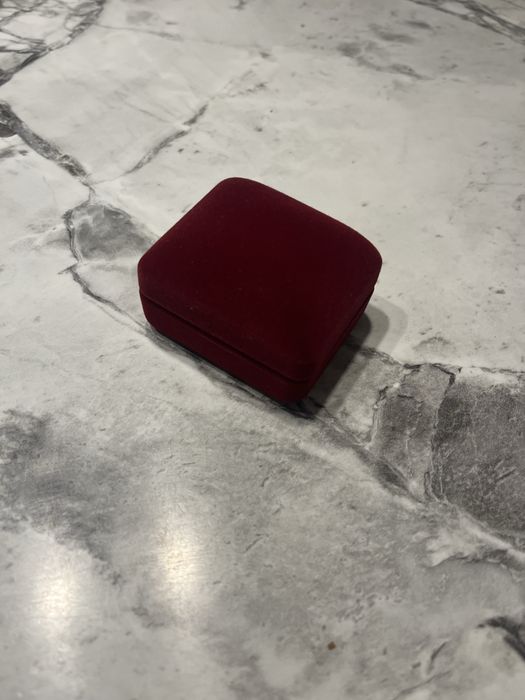 Pudelko na obraczki pierscionek bordowe czerwone welur