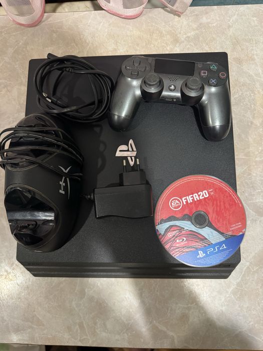 PlayStation 4 Pro 1TB (CUH-7208B)+док станция