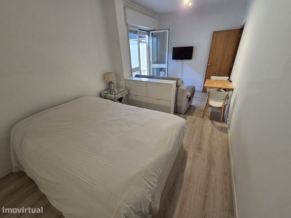 Apartamento T0, com Terraço e mobilado